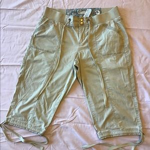 One 5 One women’s khakis capris Size medium